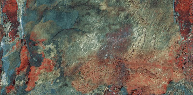 Skały z rdzawymi plamami