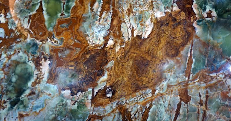 Kamień w odcieniach zieleni i brązu