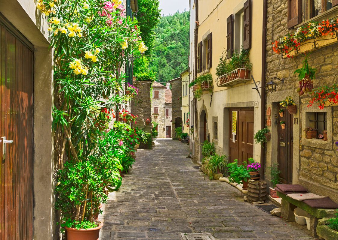 Zaułek we włoskim miasteczku