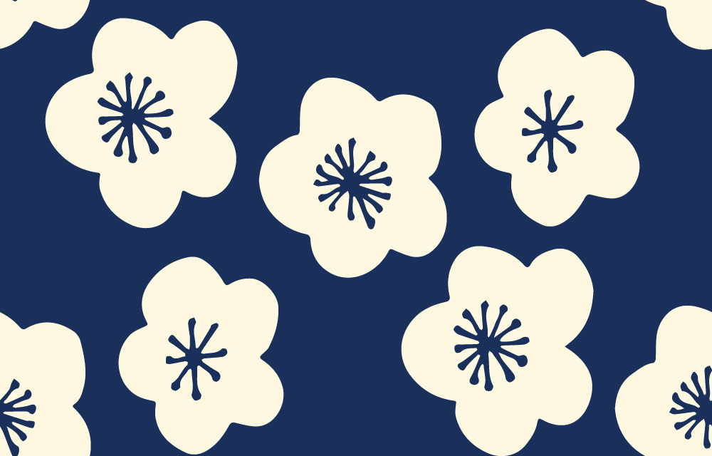 Beżowe kwiaty na granatowym tle