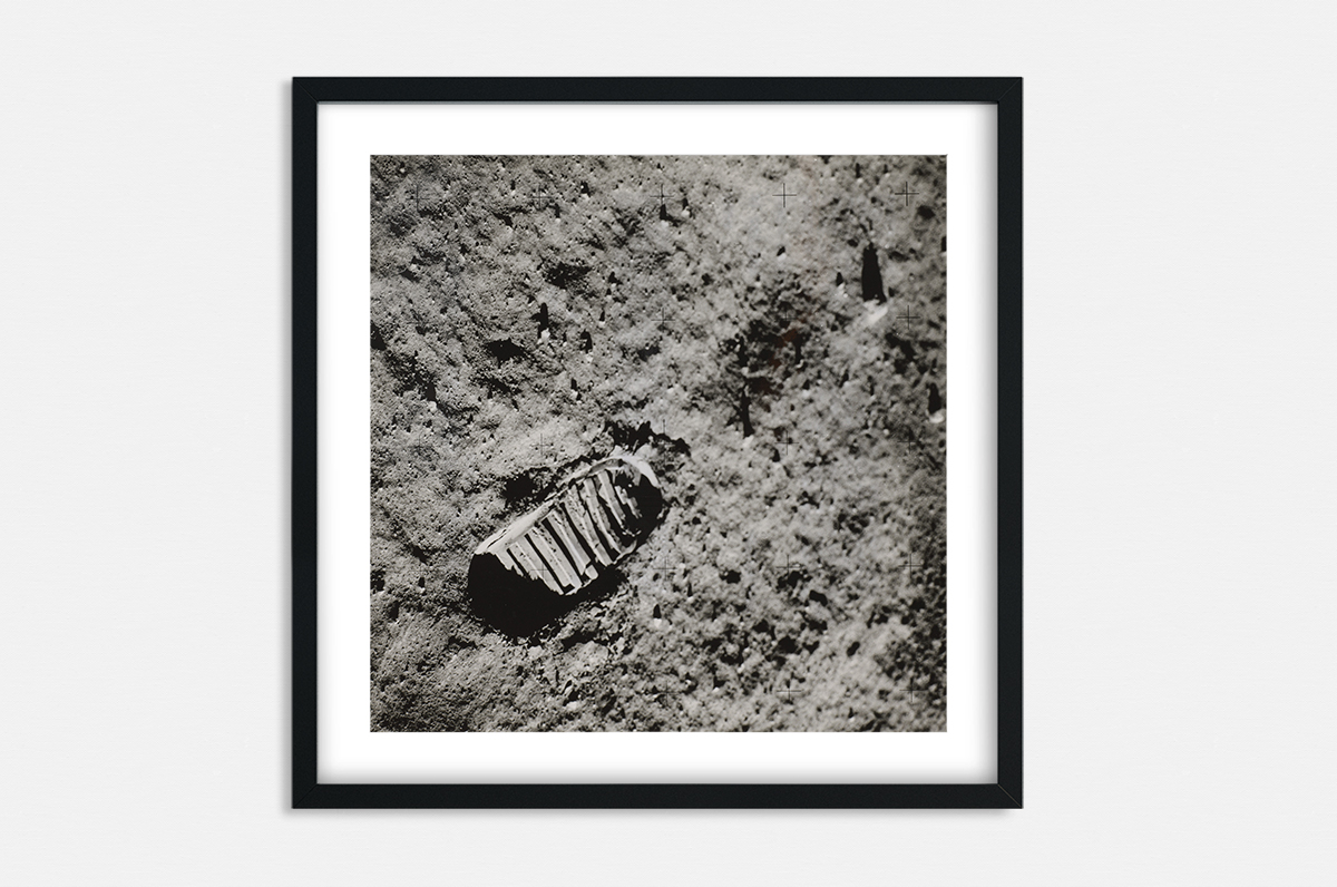 Plakat - Odcisk buta na księżycu - fototapeta.shop