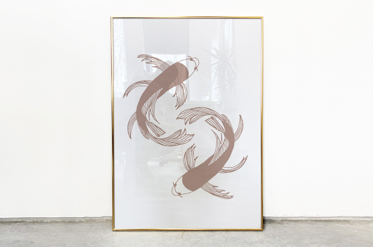 Brązowe, japońskie ryby na białym tle