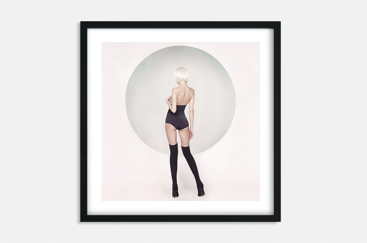 Plakat - Sylwetka kobiety w różu - fototapeta.shop