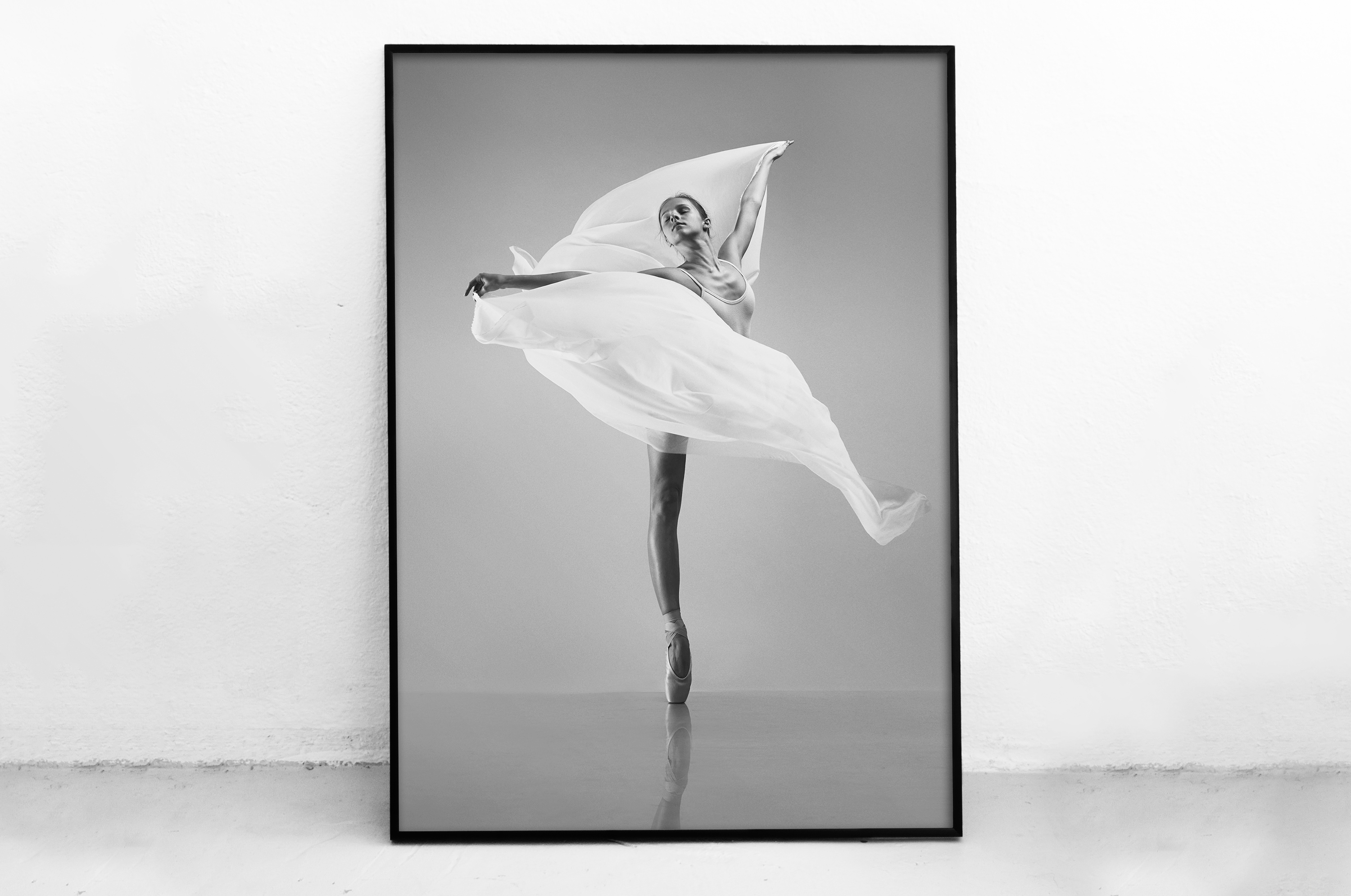 Plakat - Taniec z białą chustą - fototapeta.shop