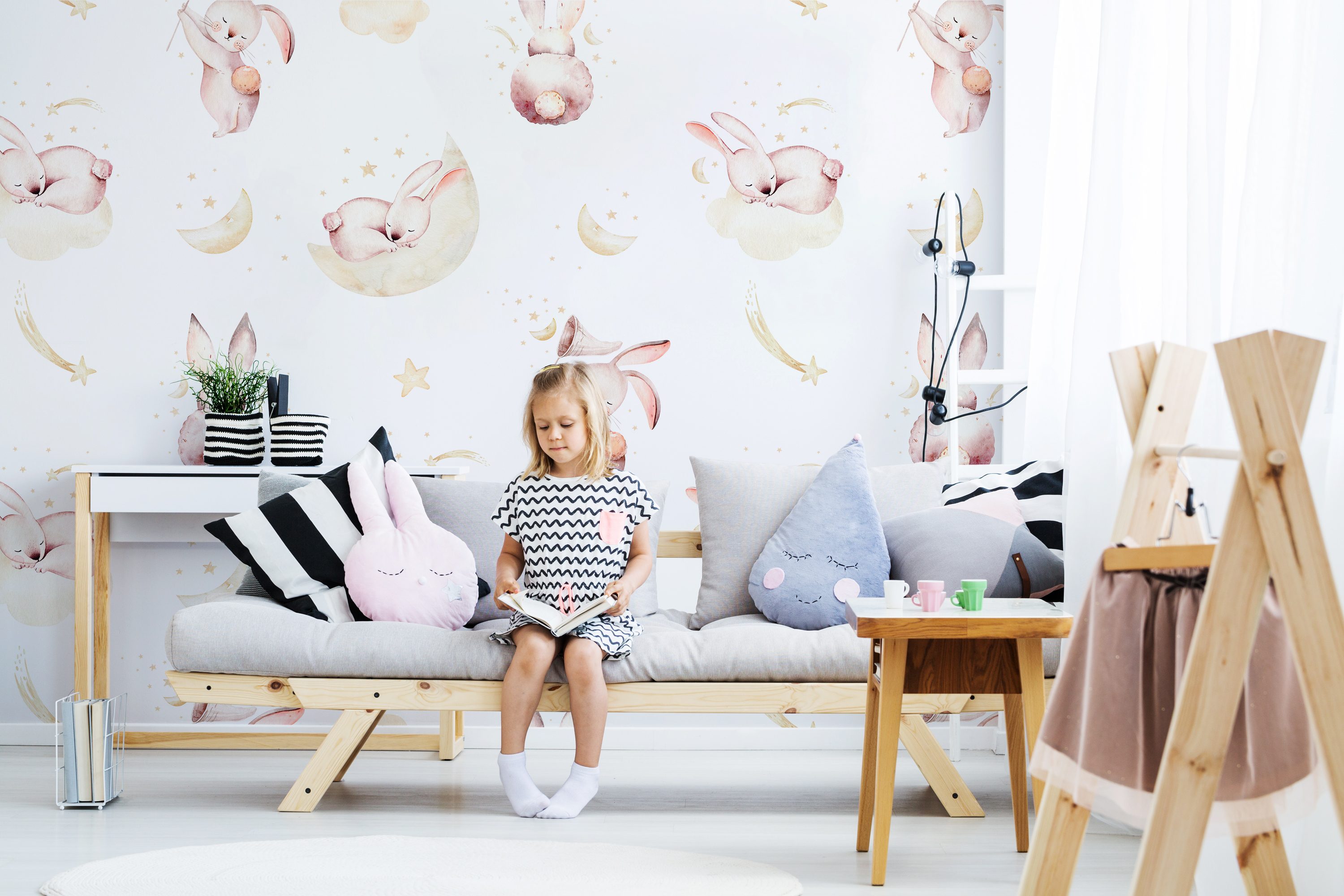 Tapeta - Zajączki śpiące na księżycu - fototapeta.shop